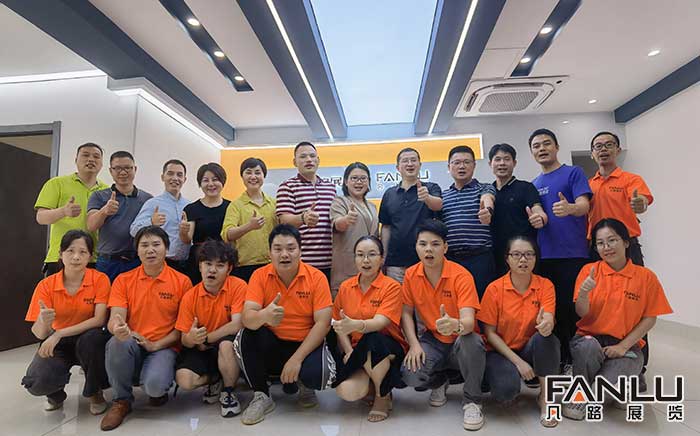 鼎盛咨詢周老師及各位企業(yè)家來到凡路展覽指導(dǎo)工作